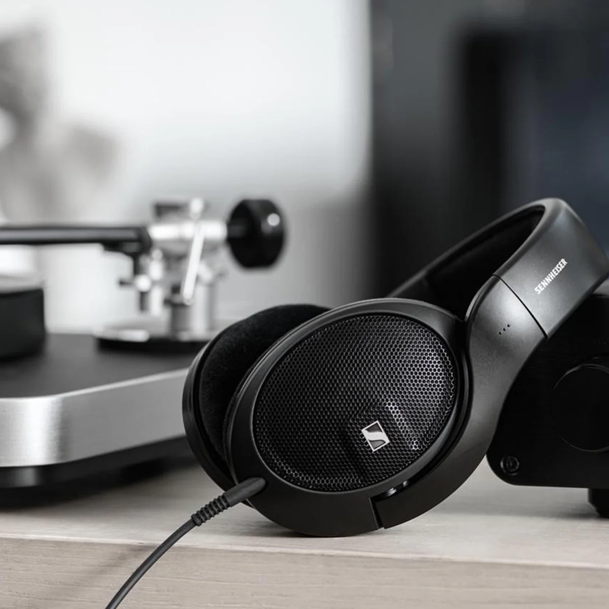 Sennheiser HD 560S Open Back Headphones - Image 10